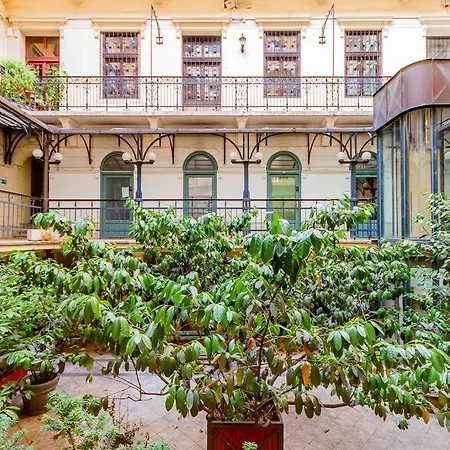 Oktogon Spacious Ac Balcony *