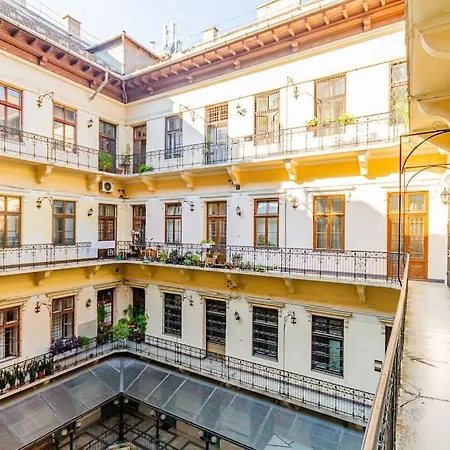 Oktogon Spacious Ac Balcony * Budapeszt