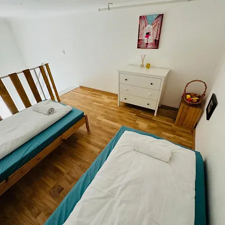 Oktogon Spacious Ac Balcony Lägenhet *