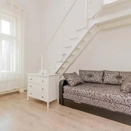 Oktogon Spacious Ac Balcony