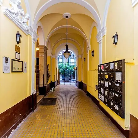 アパート Oktogon Spacious Ac Balcony ブダペスト