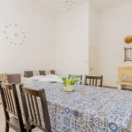 Oktogon Spacious Ac Balcony アパート *