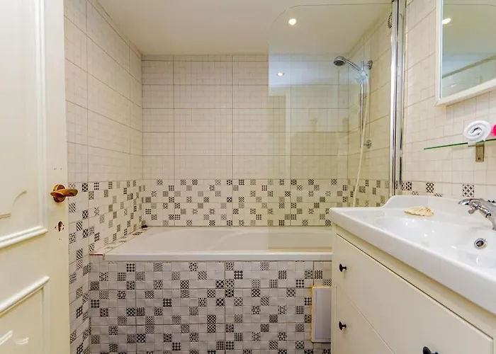 Oktogon Spacious Ac Balcony *
