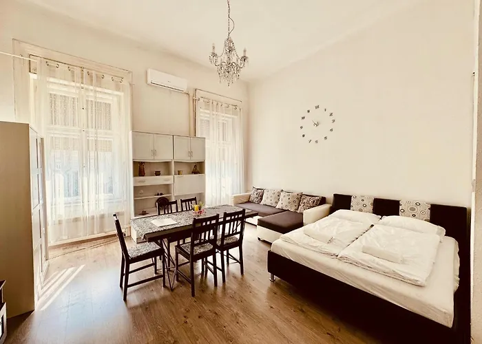Appartement Oktogon Spacious Ac Balcony