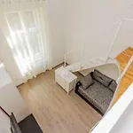 Oktogon Spacious Ac Balcony