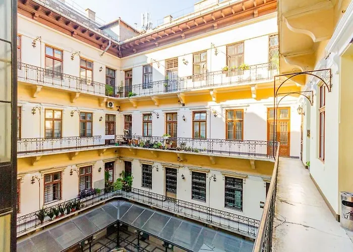 Oktogon Spacious Ac Balcony * Budapeszt
